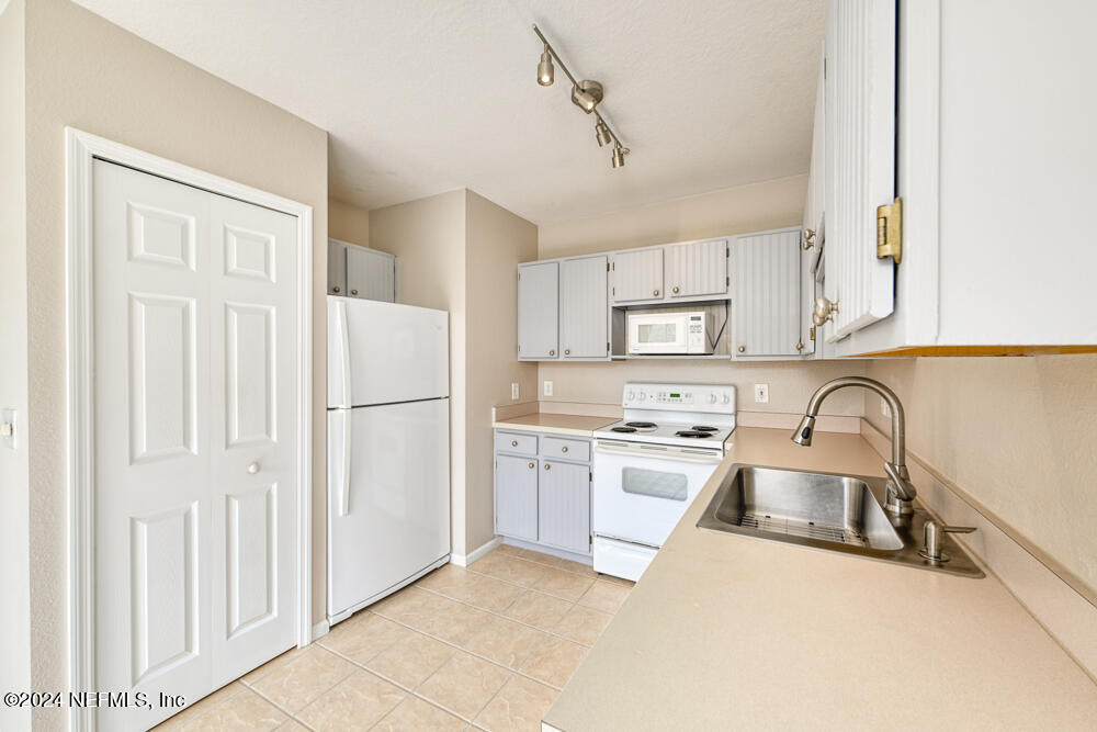1655 THE GREENS Way, 2231