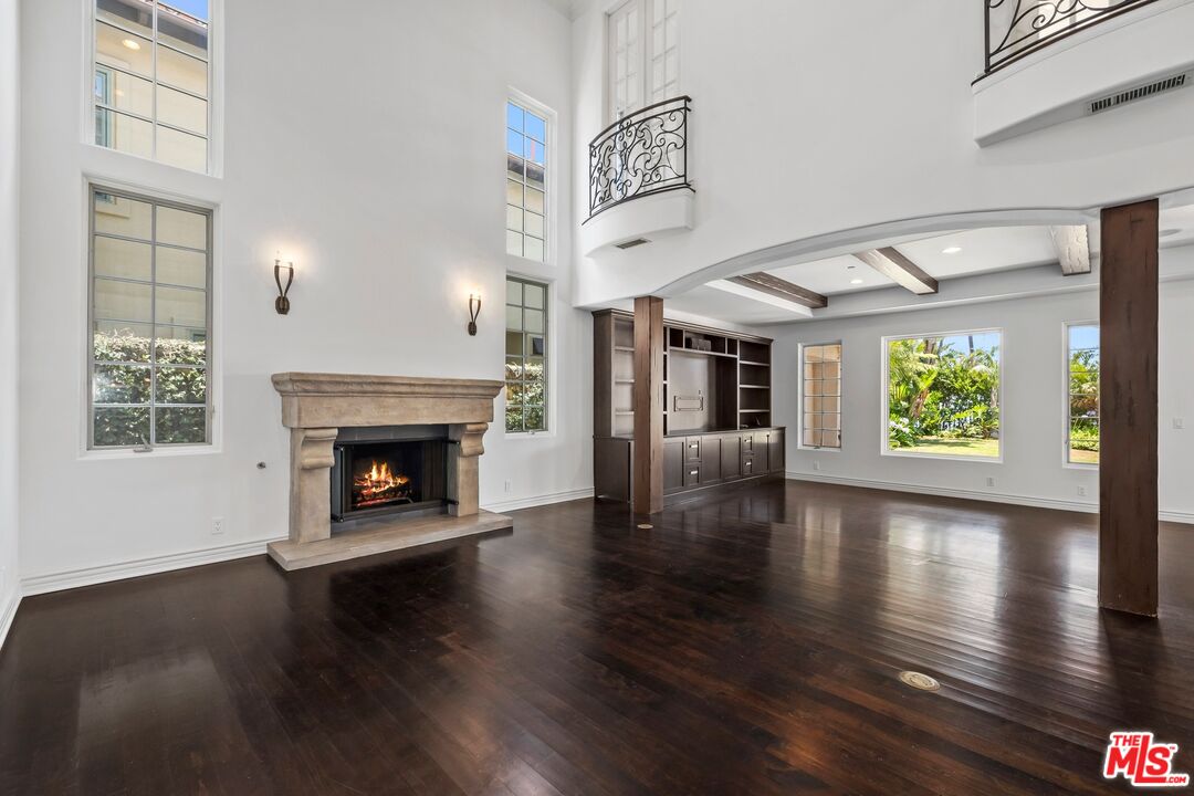 16718 Via Pacifica