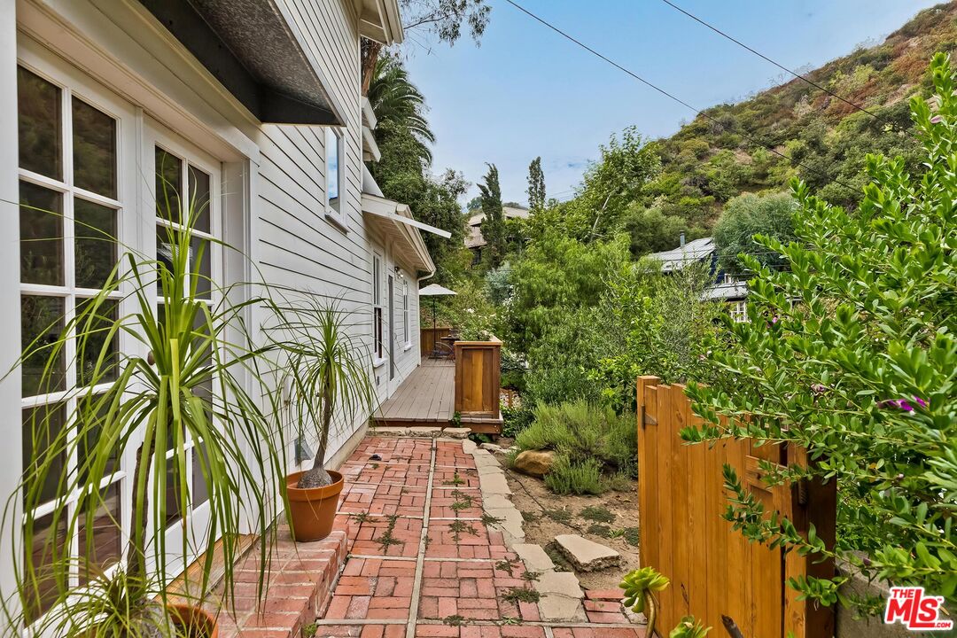 1529 N Beverly Glen Blvd