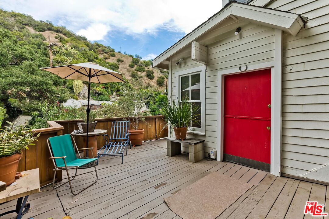 1529 N Beverly Glen Blvd