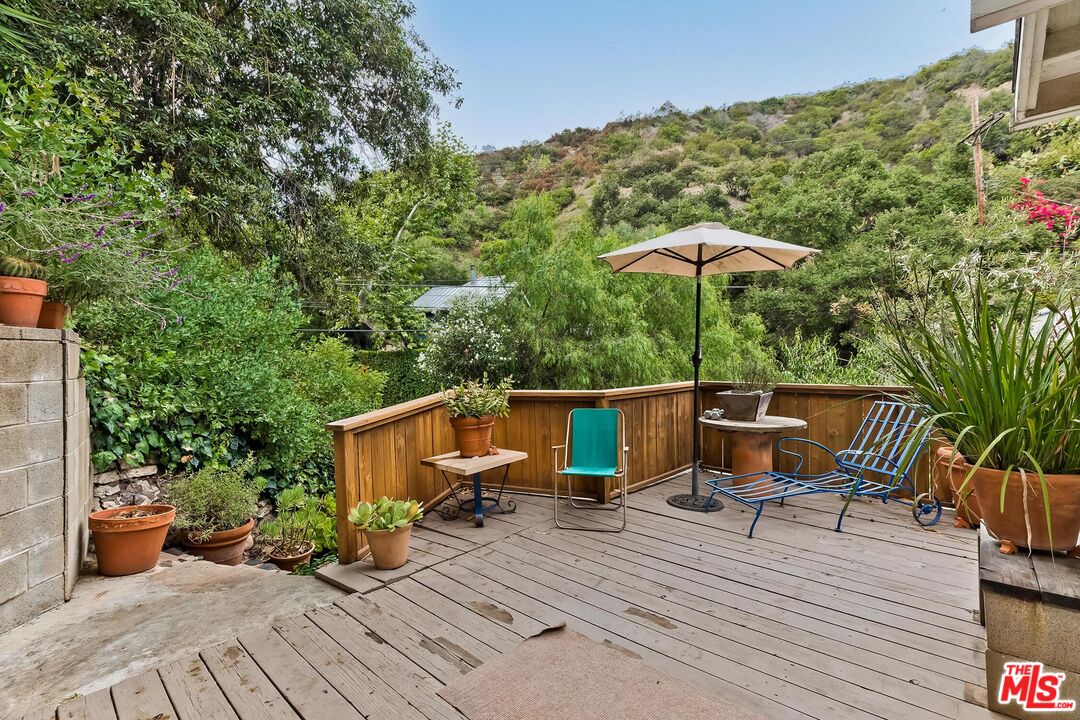 1529 N Beverly Glen Blvd