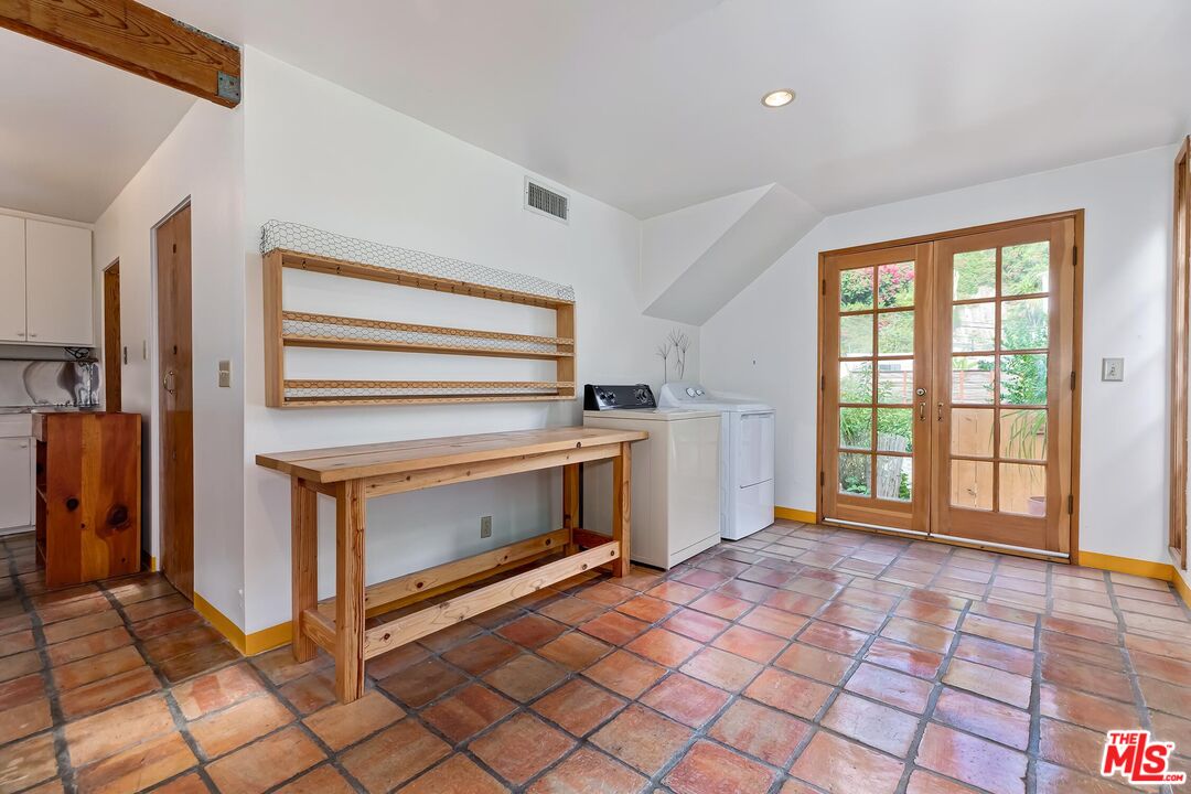 1529 N Beverly Glen Blvd