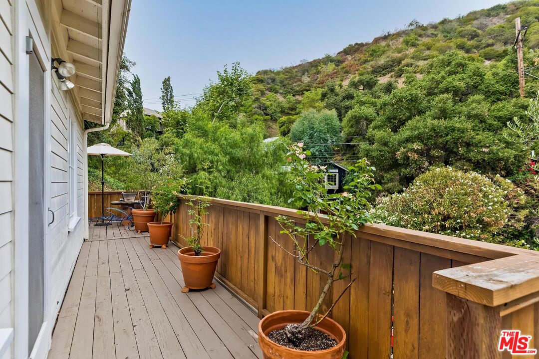 1529 N Beverly Glen Blvd