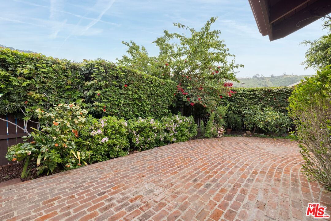 1329 Avenida De Cortez