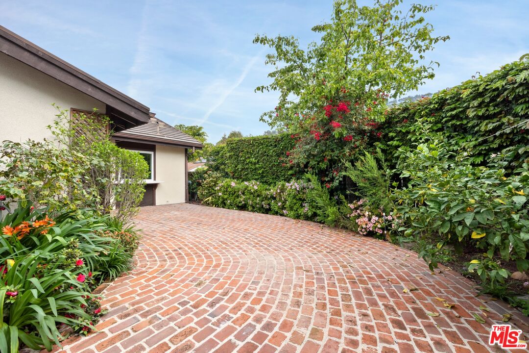 1329 Avenida De Cortez