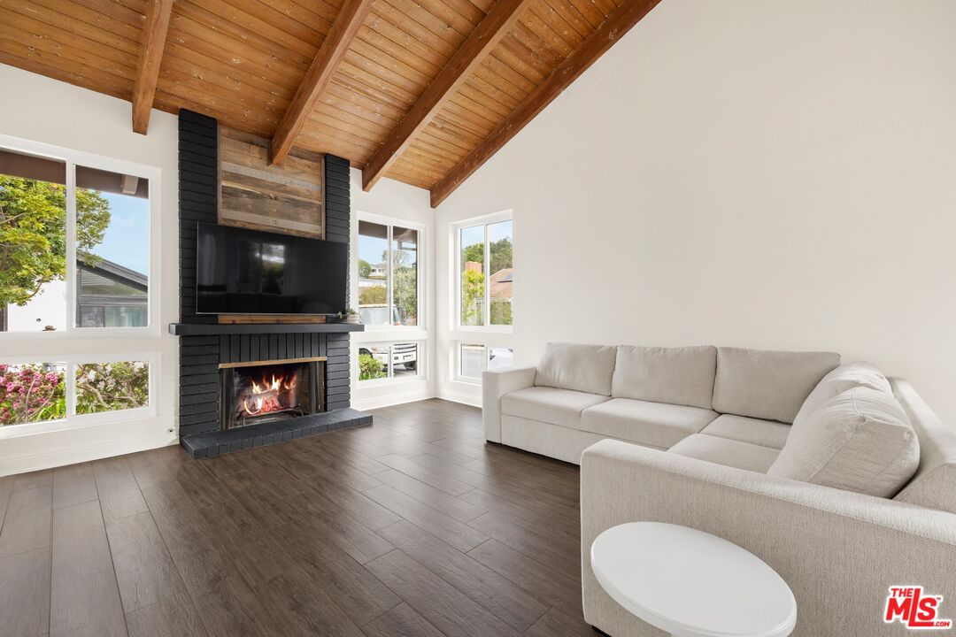 1329 Avenida De Cortez