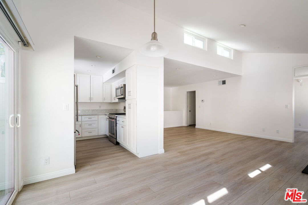 22125 Burbank Blvd Unit: 7