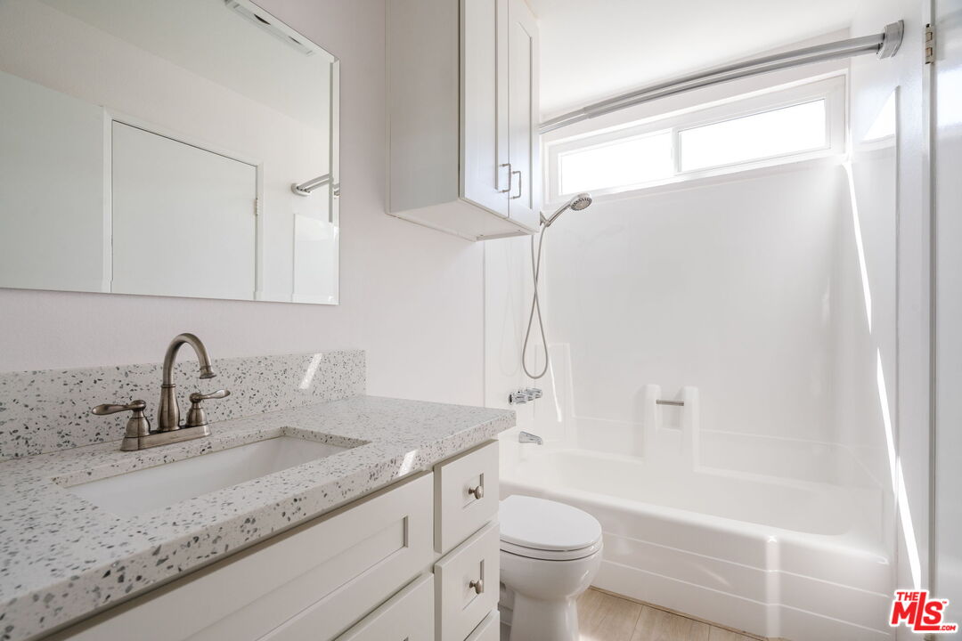 22125 Burbank Blvd Unit: 7