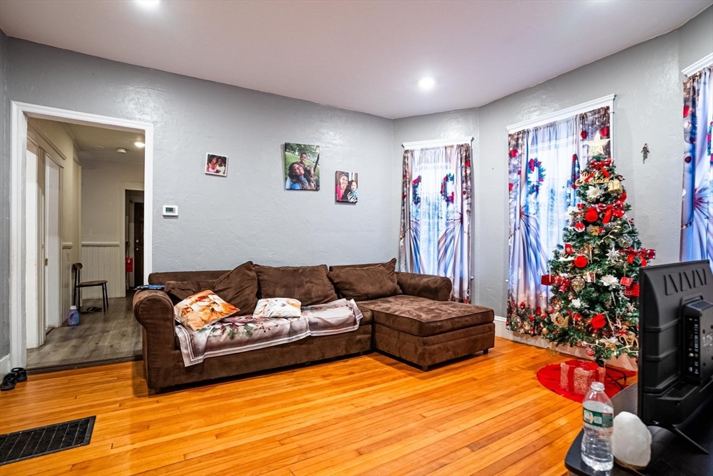 9 Ives St