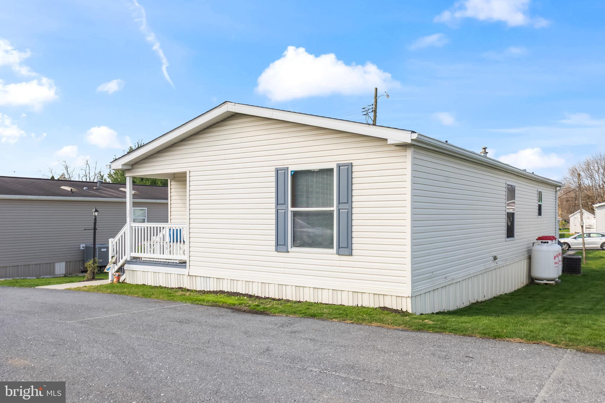 32 STONEHILL PARK