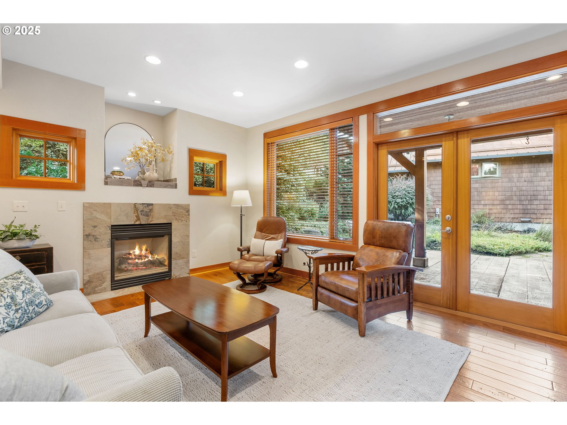 909 Nina LN