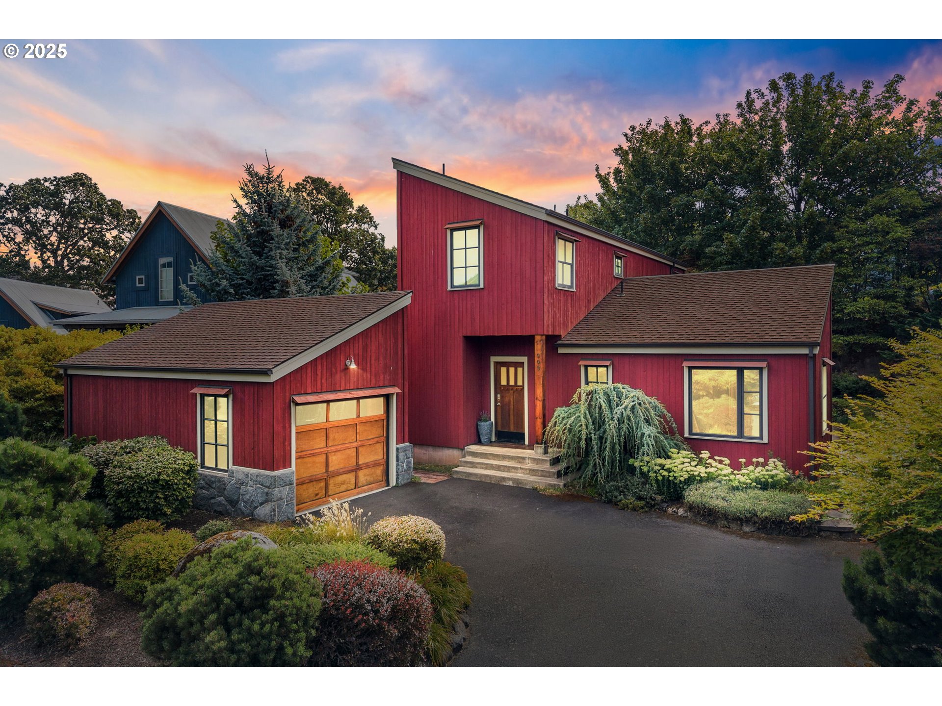 909 Nina LN
