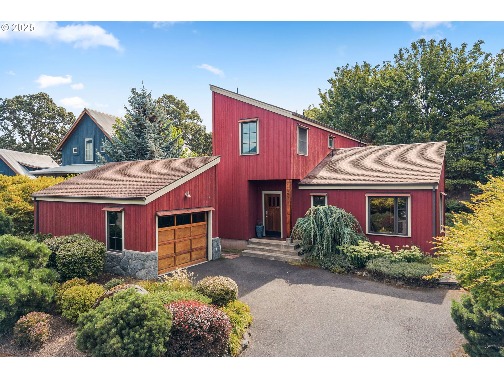 909 Nina LN