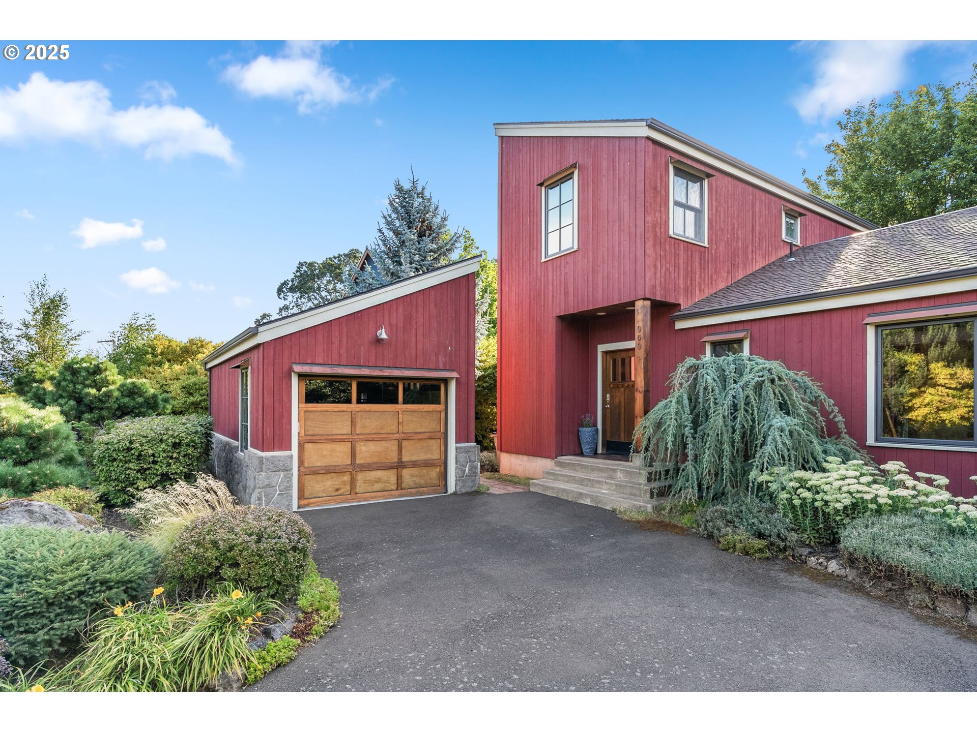 909 Nina LN