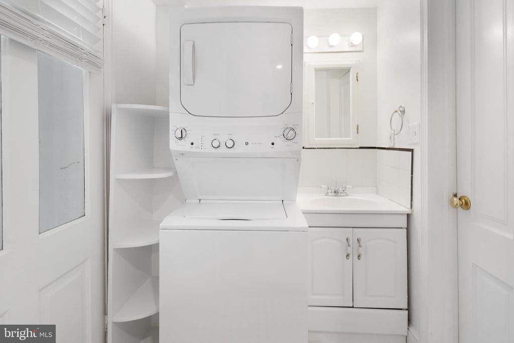 405 CONSTITUTION AVENUE NE Unit: B