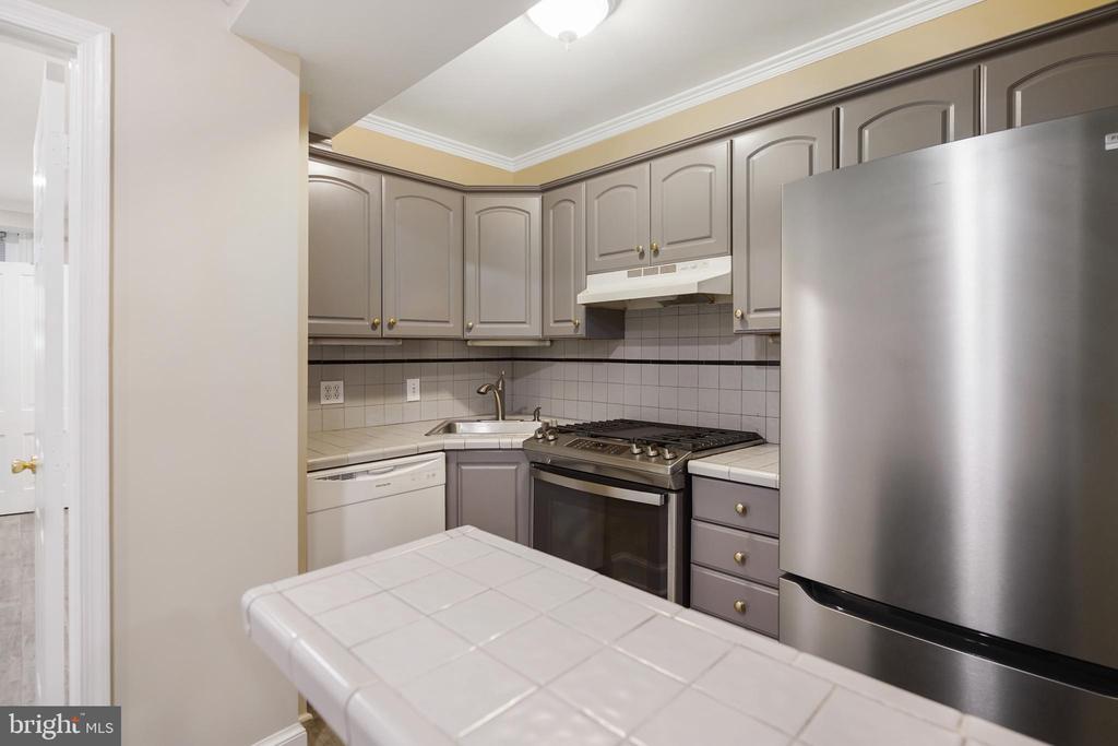 405 CONSTITUTION AVENUE NE Unit: B