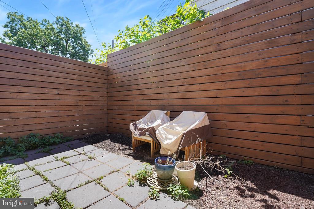 405 CONSTITUTION AVENUE NE Unit: B