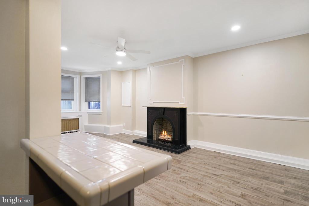 405 CONSTITUTION AVENUE NE Unit: B