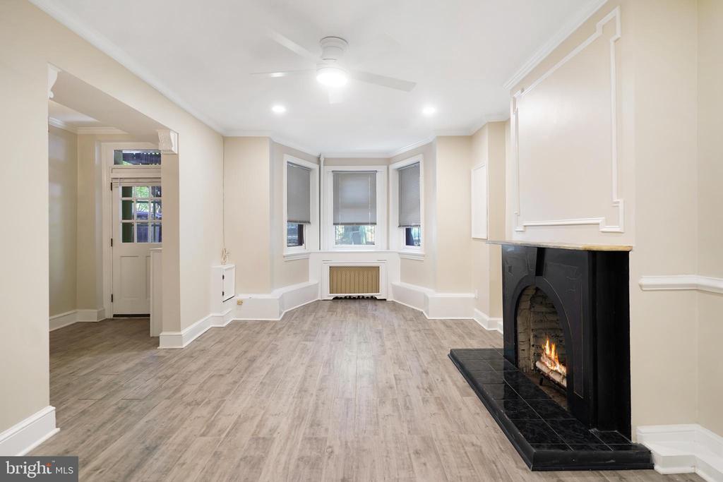 405 CONSTITUTION AVENUE NE Unit: B