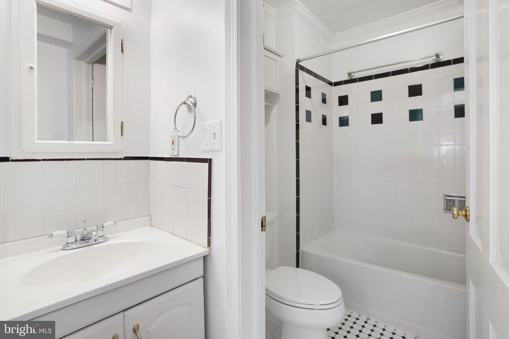 405 CONSTITUTION AVENUE NE Unit: B