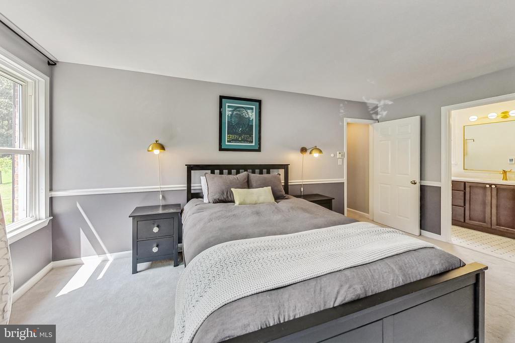 13083 Williamfield Dr