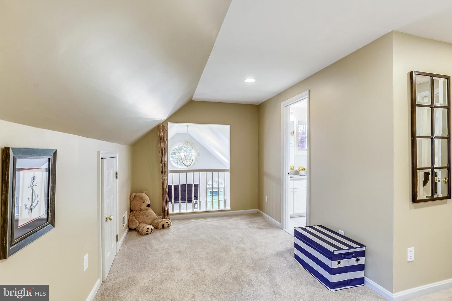 21 INFIELD CT N