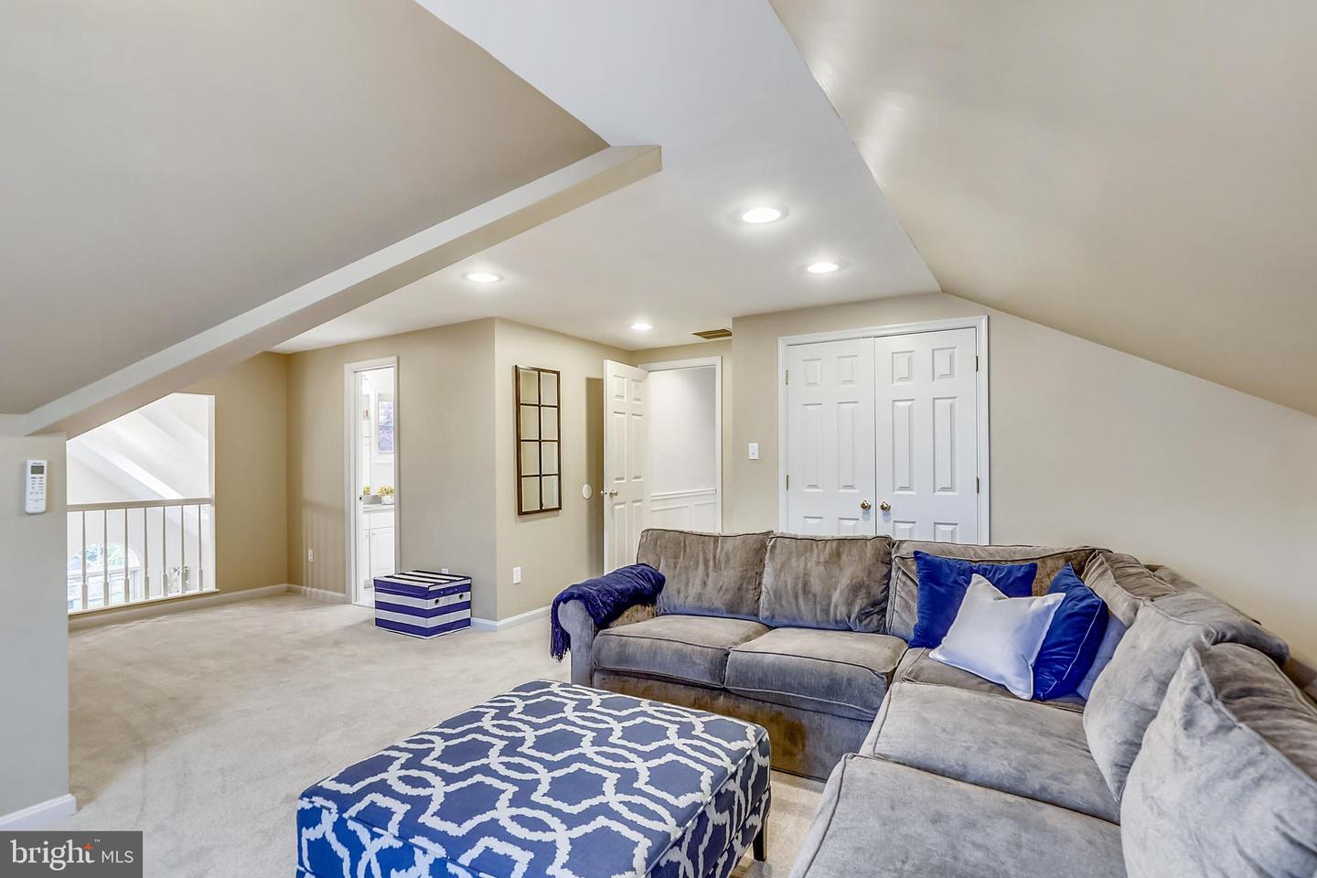 21 INFIELD CT N