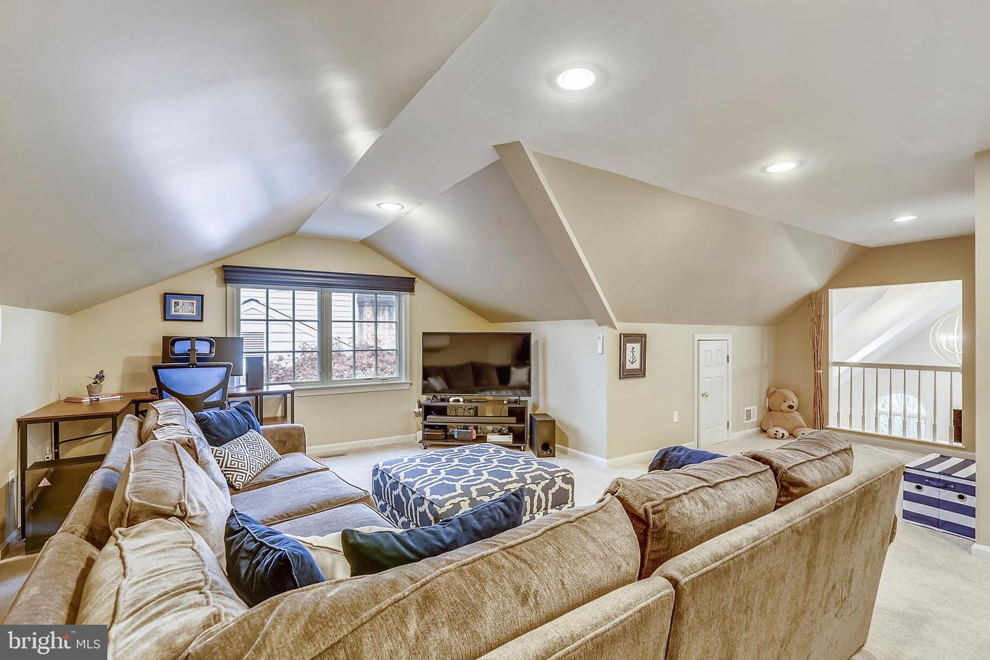 21 INFIELD CT N