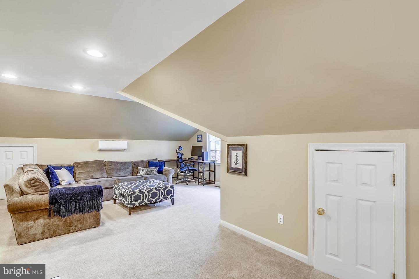 21 INFIELD CT N