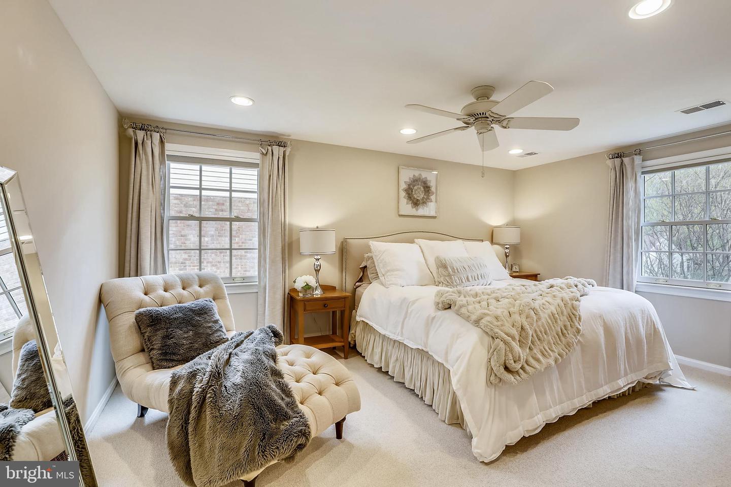 21 INFIELD CT N