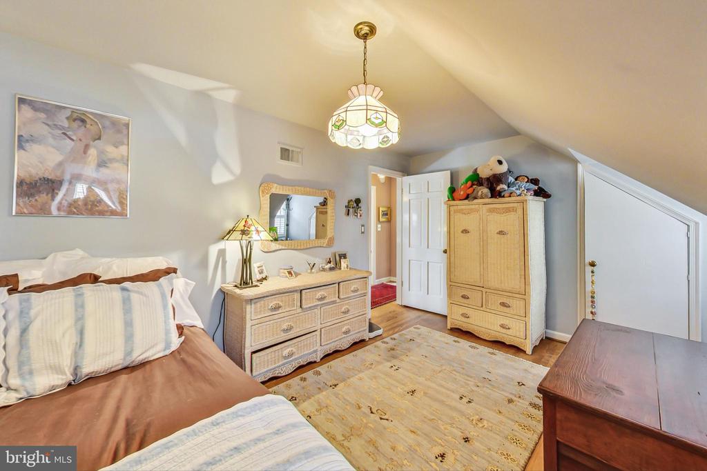 5506 Edson Ln