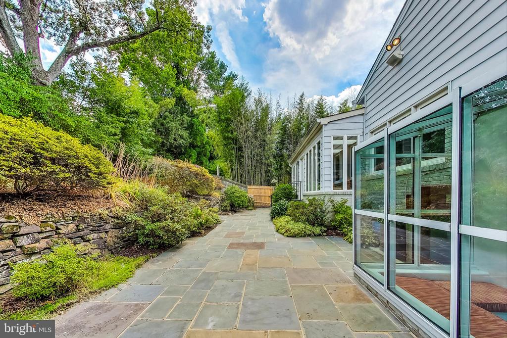 7409 Pinehurst Pkwy