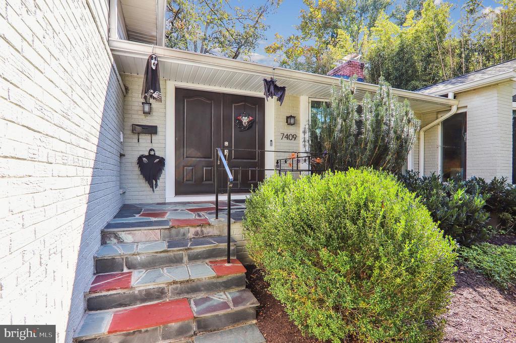 7409 Pinehurst Pkwy