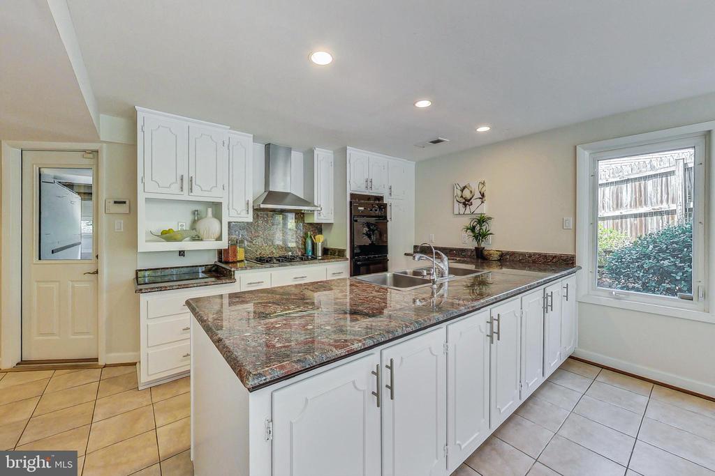 7409 Pinehurst Pkwy