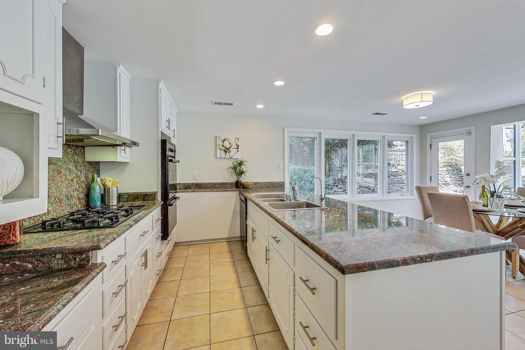 7409 Pinehurst Pkwy