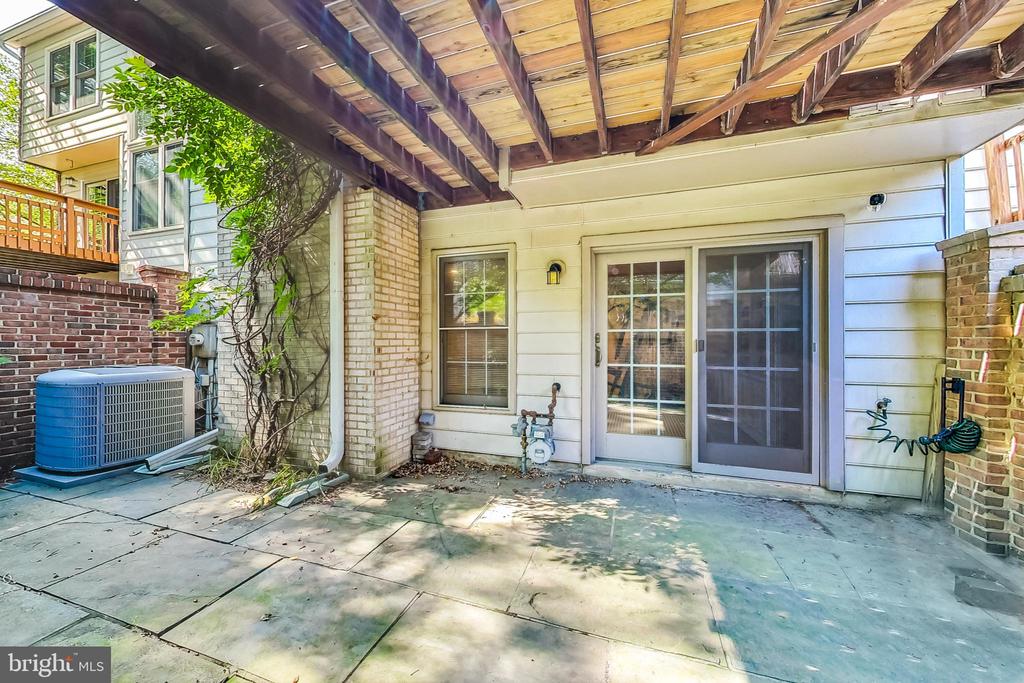 5910 Bloomingdale Ter