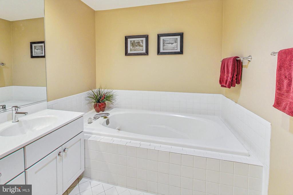 5910 Bloomingdale Ter