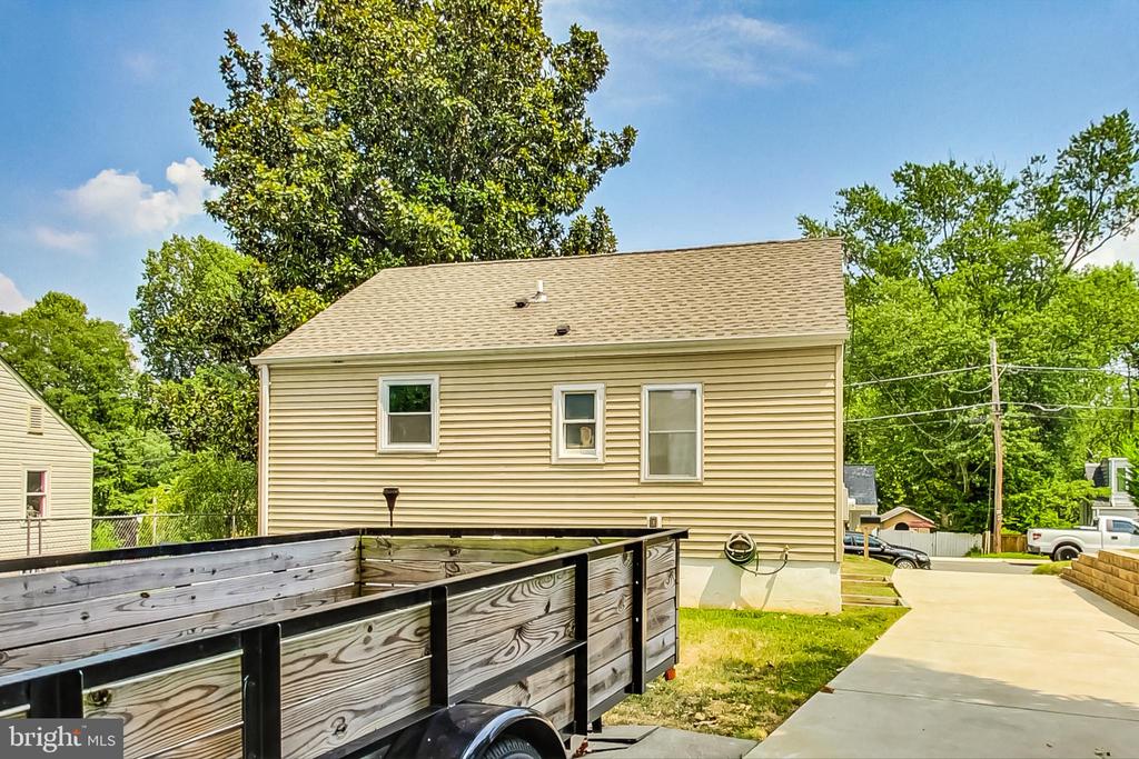 4215 Round Hill Rd