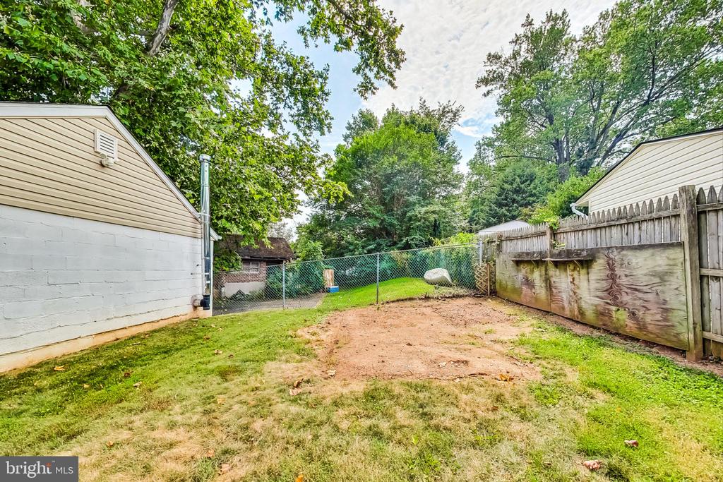 4215 Round Hill Rd