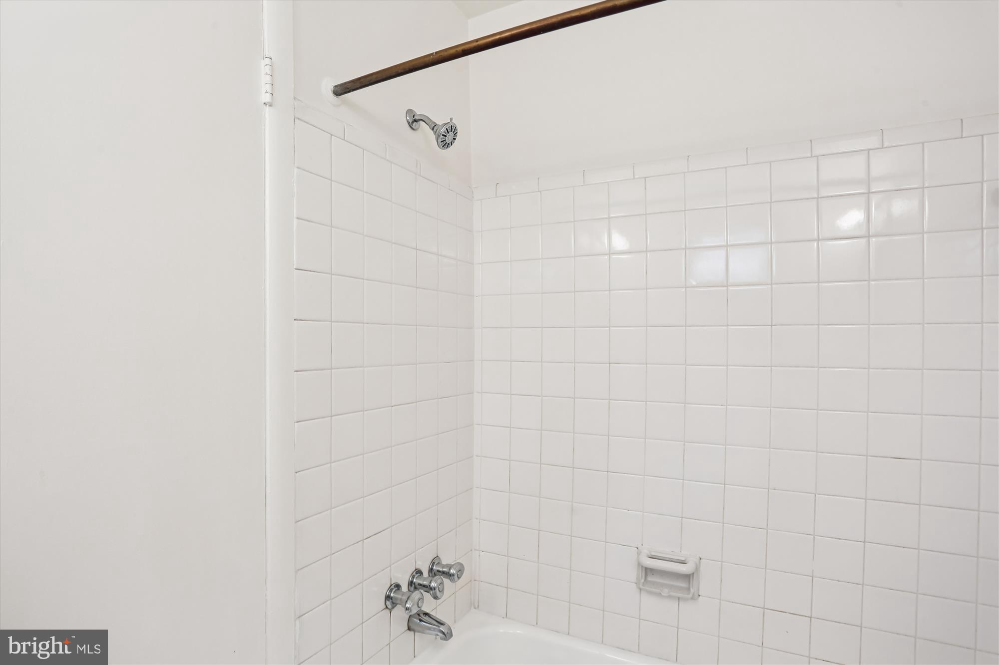 3504 GLENMOOR DRIVE
