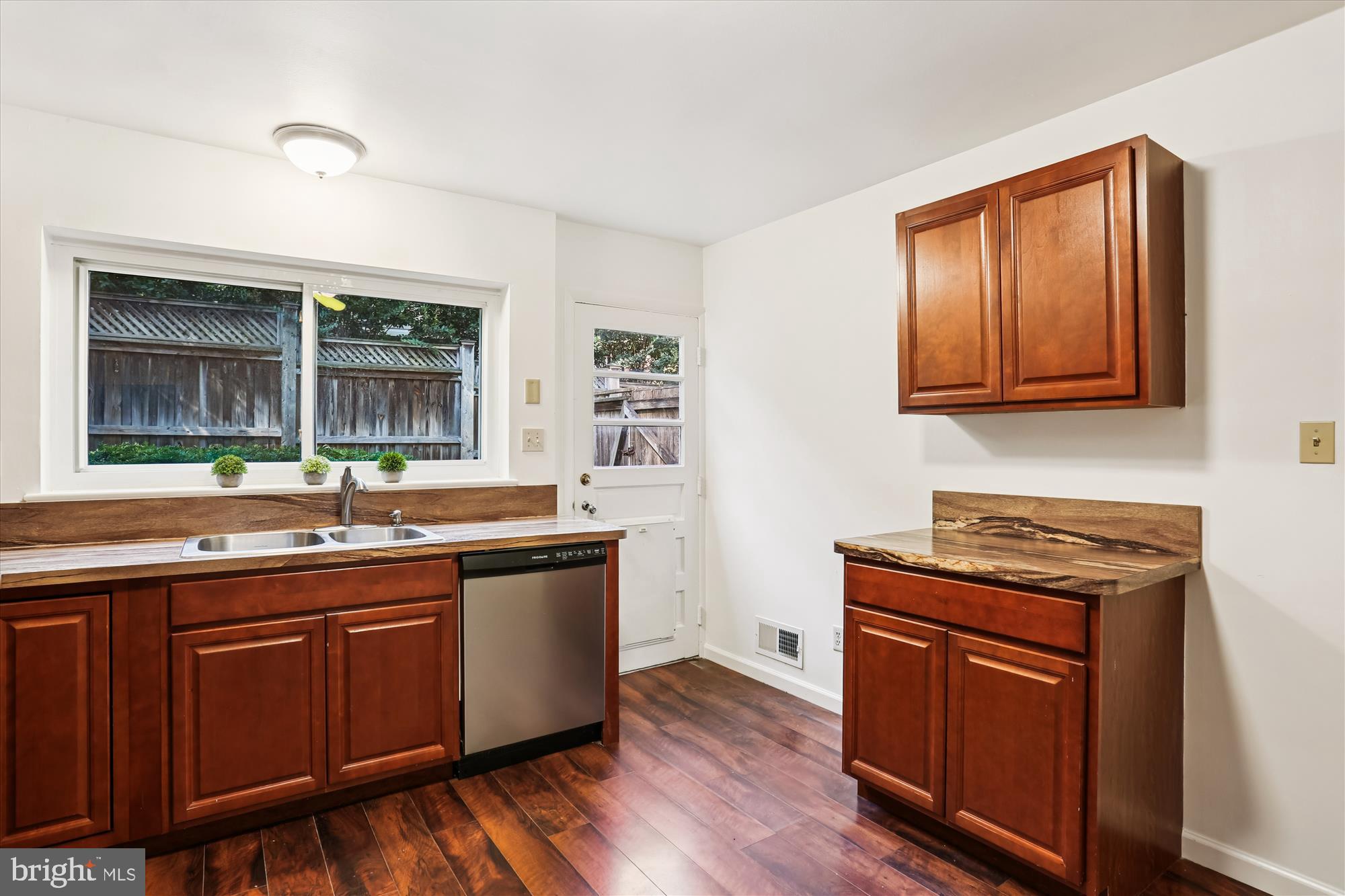 3504 GLENMOOR DRIVE