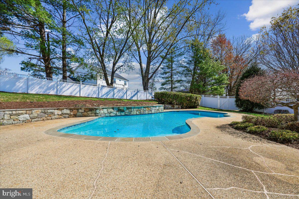 15200 COUNTRY GLEN COURT