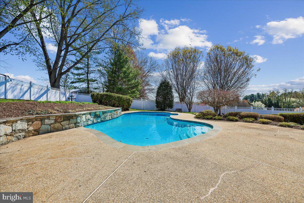 15200 COUNTRY GLEN COURT