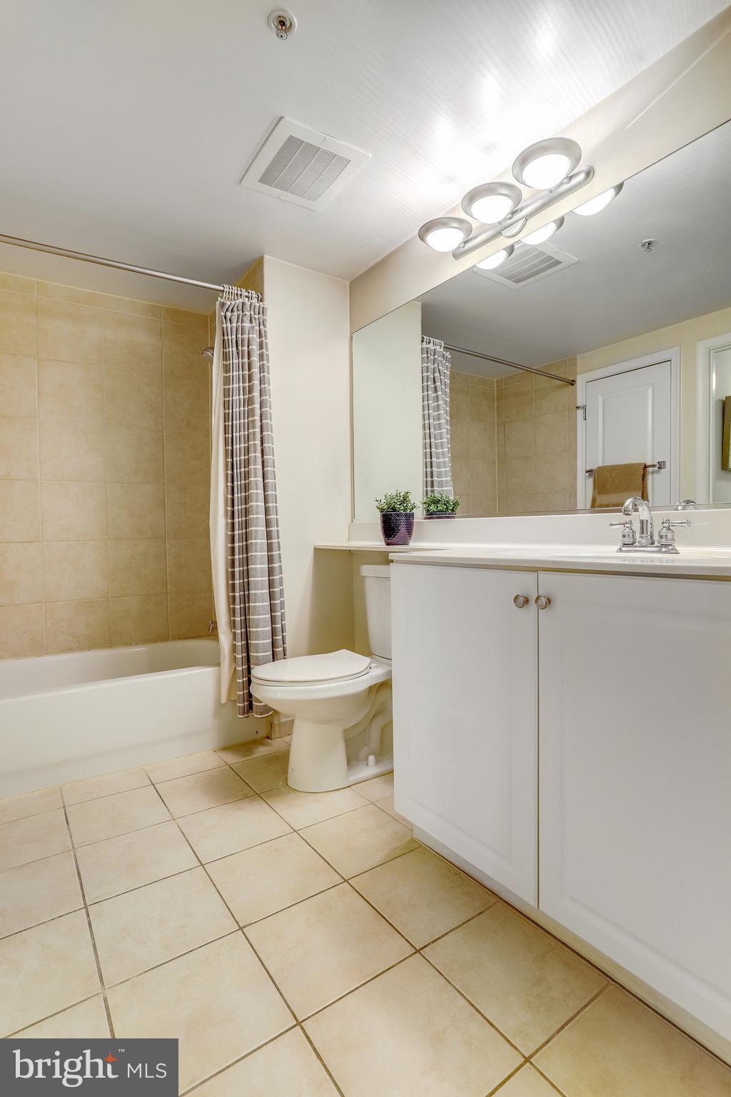 851 N Glebe ROAD Unit: 207