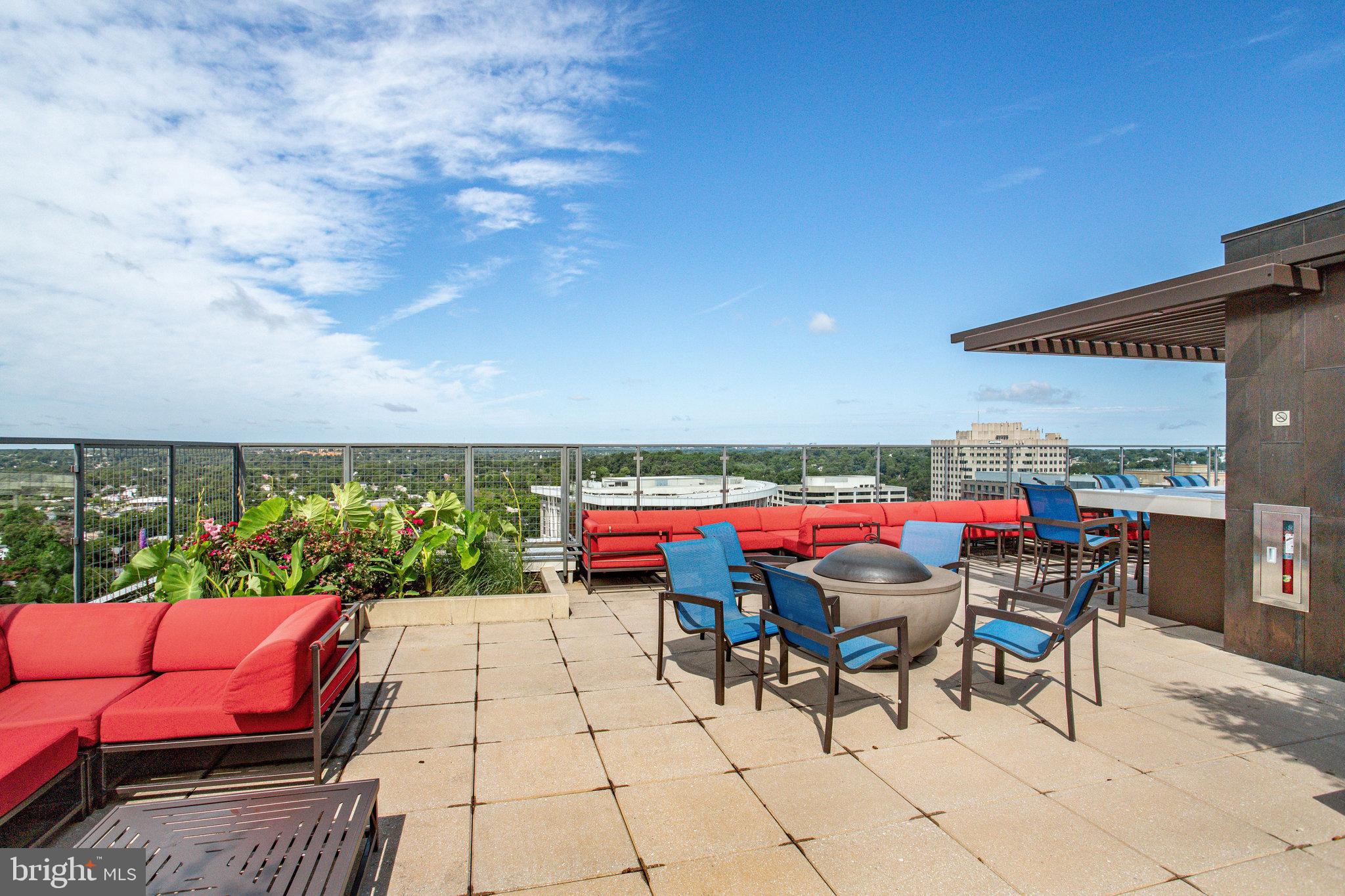 851 N Glebe ROAD Unit: 207