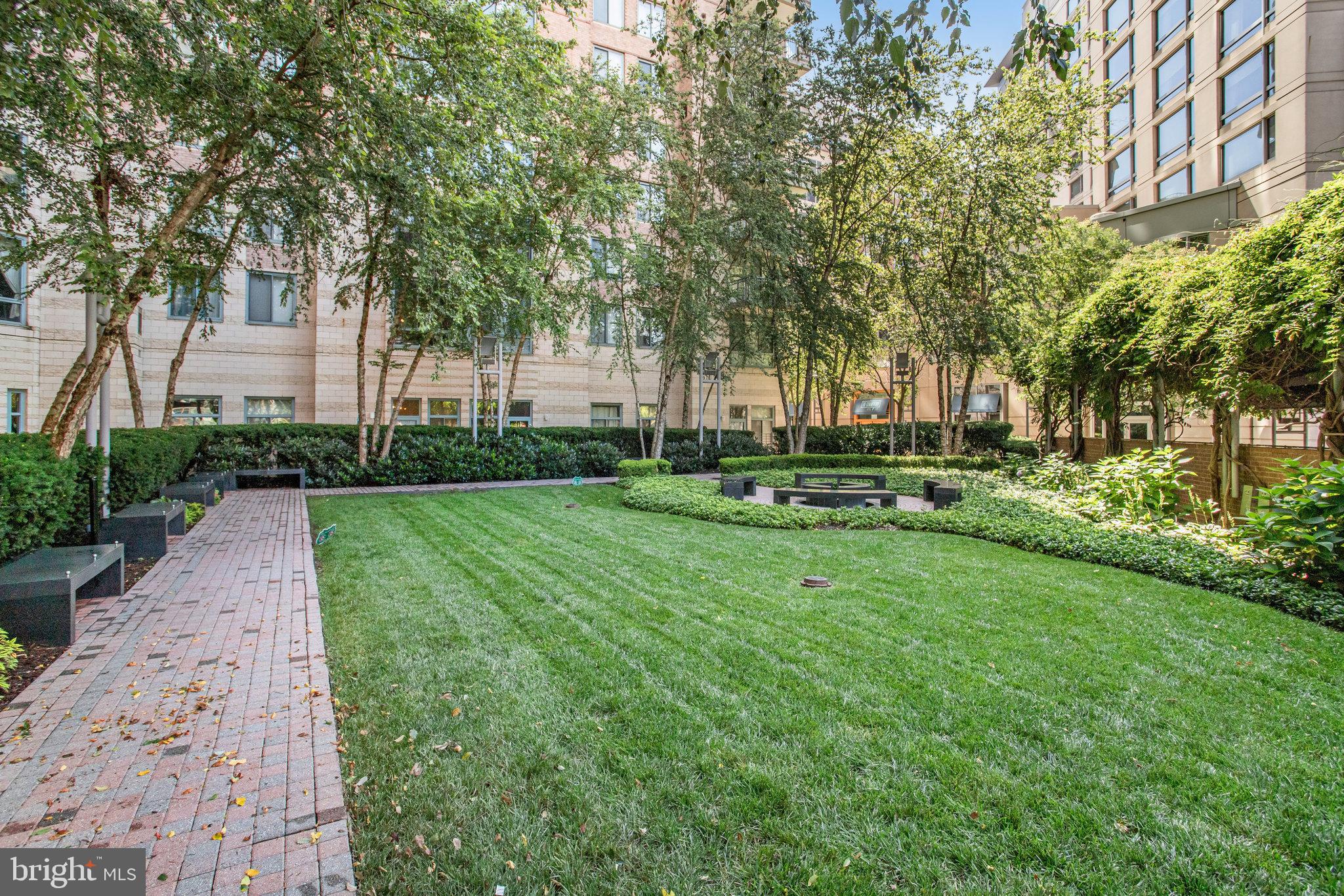 851 N Glebe ROAD Unit: 207