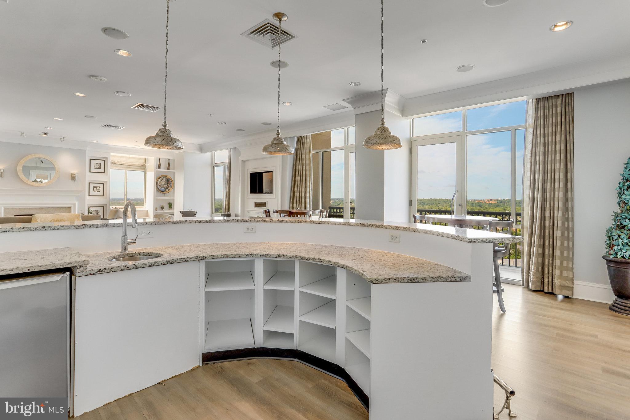 851 N Glebe ROAD Unit: 207