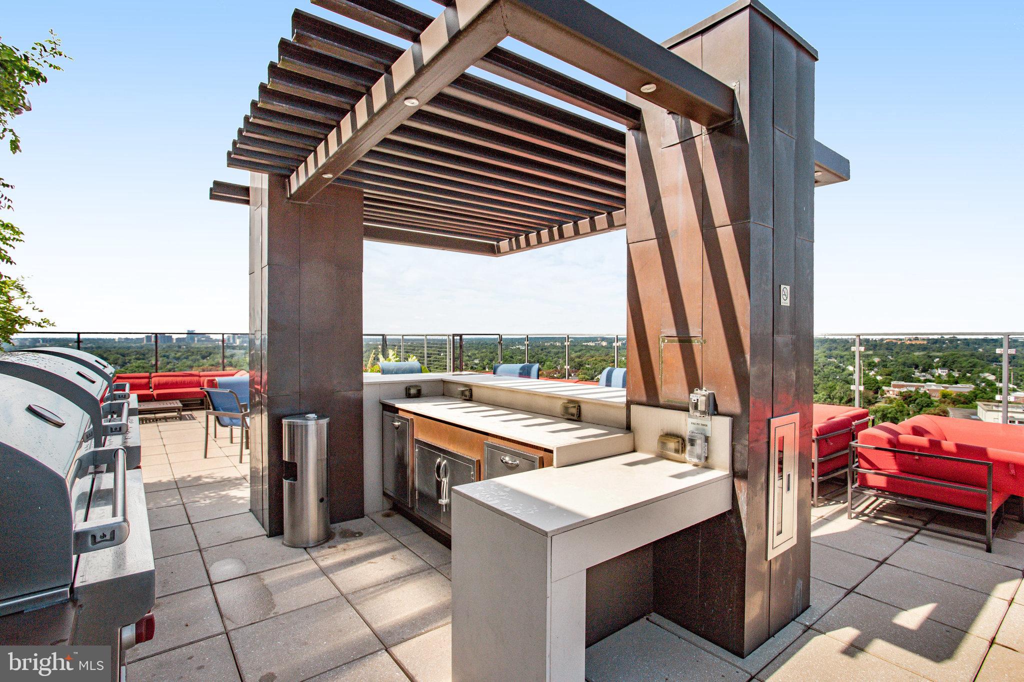 851 N Glebe ROAD Unit: 207