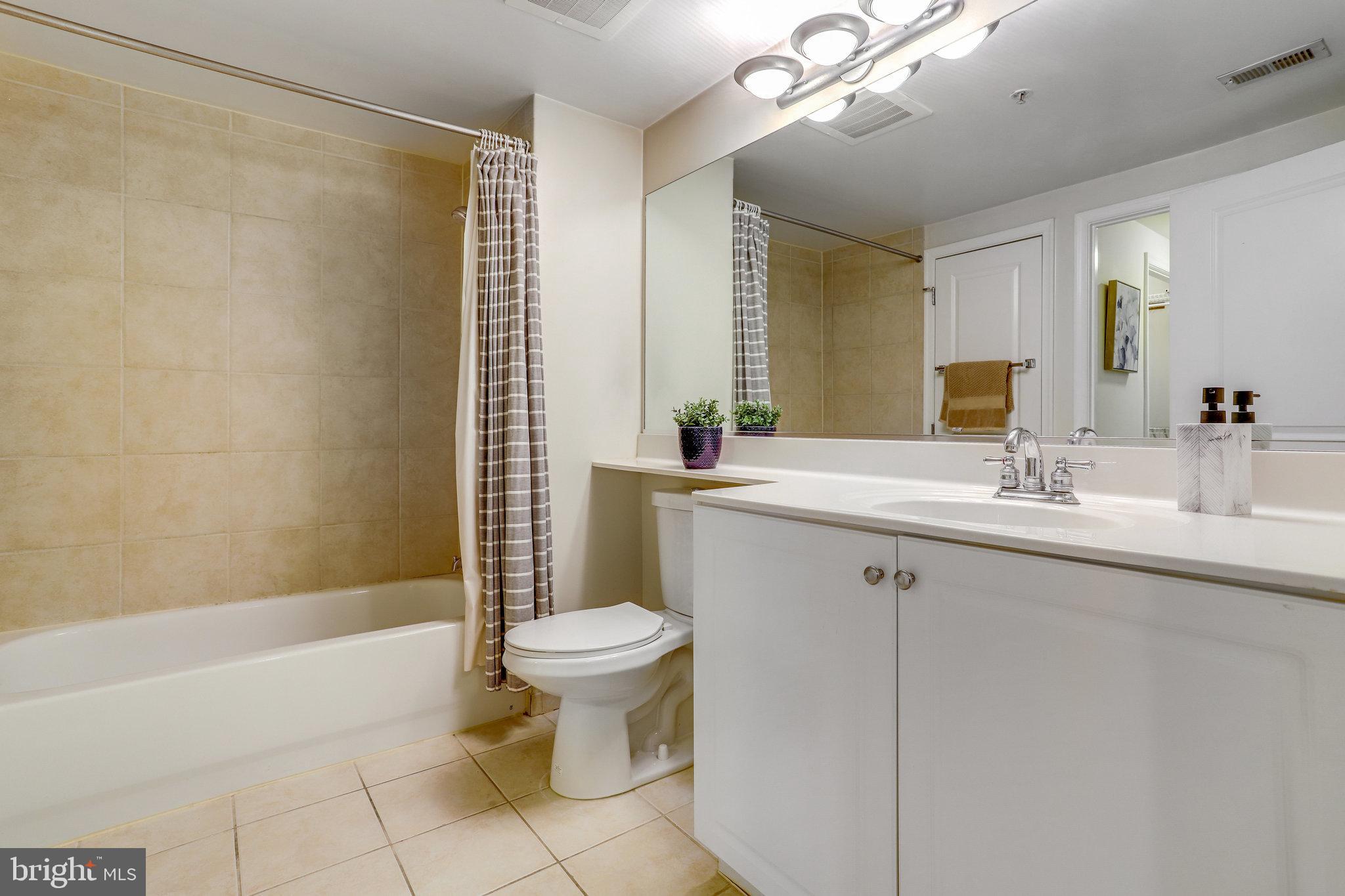 851 N Glebe ROAD Unit: 207