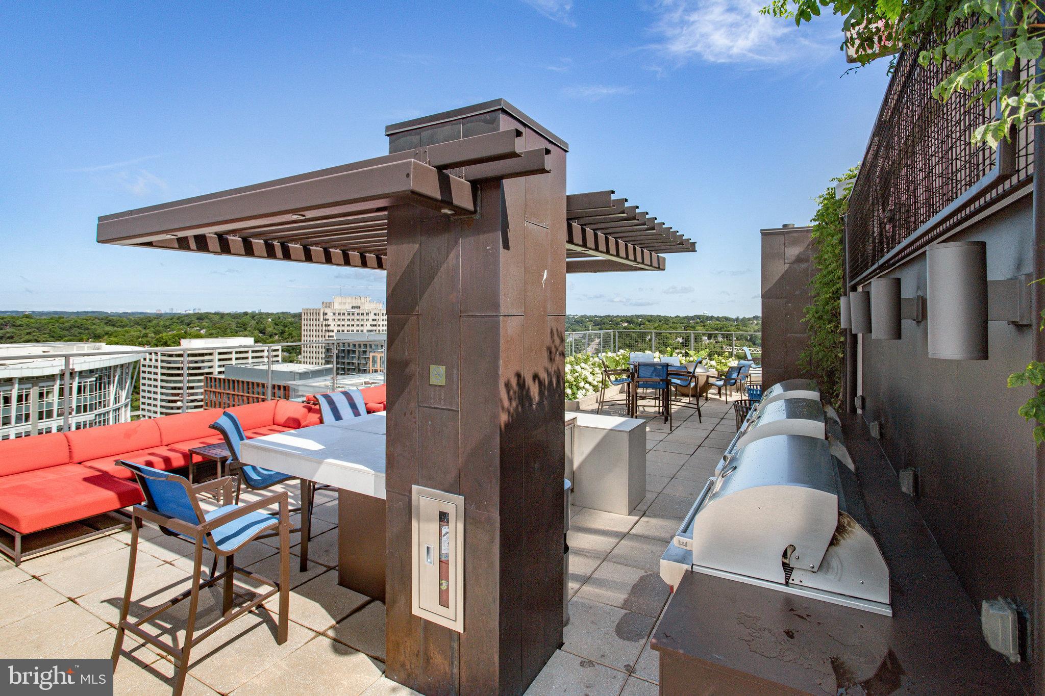 851 N Glebe ROAD Unit: 207